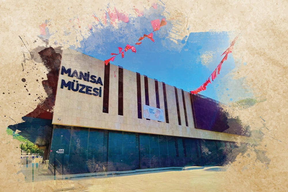 Modern mimariye sahip Manisa Müzesi binasının dış cephesi. Binanın üzerinde büyük harflerle Manisa Müzesi yazısı yer alıyor. Giriş kapısını gösteren bir yönlendirme tabelası ve binanın önünde asılı kırmızı bayraklar bulunuyor. Görsel, kenarlara doğru dağılan sulu boya efektli bir dokuyla çevrelenmiş.