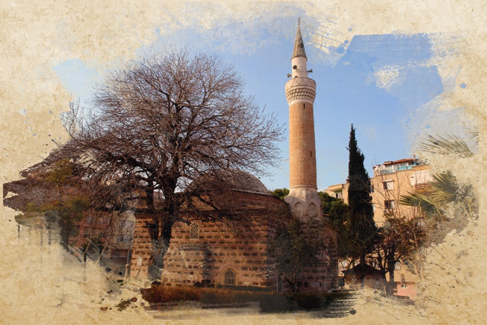 Eski taş duvarlı, kubbeli ve tek minareli tarihi bir cami, yanında yapraksız büyük bir ağaç ve arka planda modern apartmanlarla çevrili bir şehir manzarası. Görsel, kenarları eskitilmiş kağıt dokusu efektiyle çerçevelenmiştir.